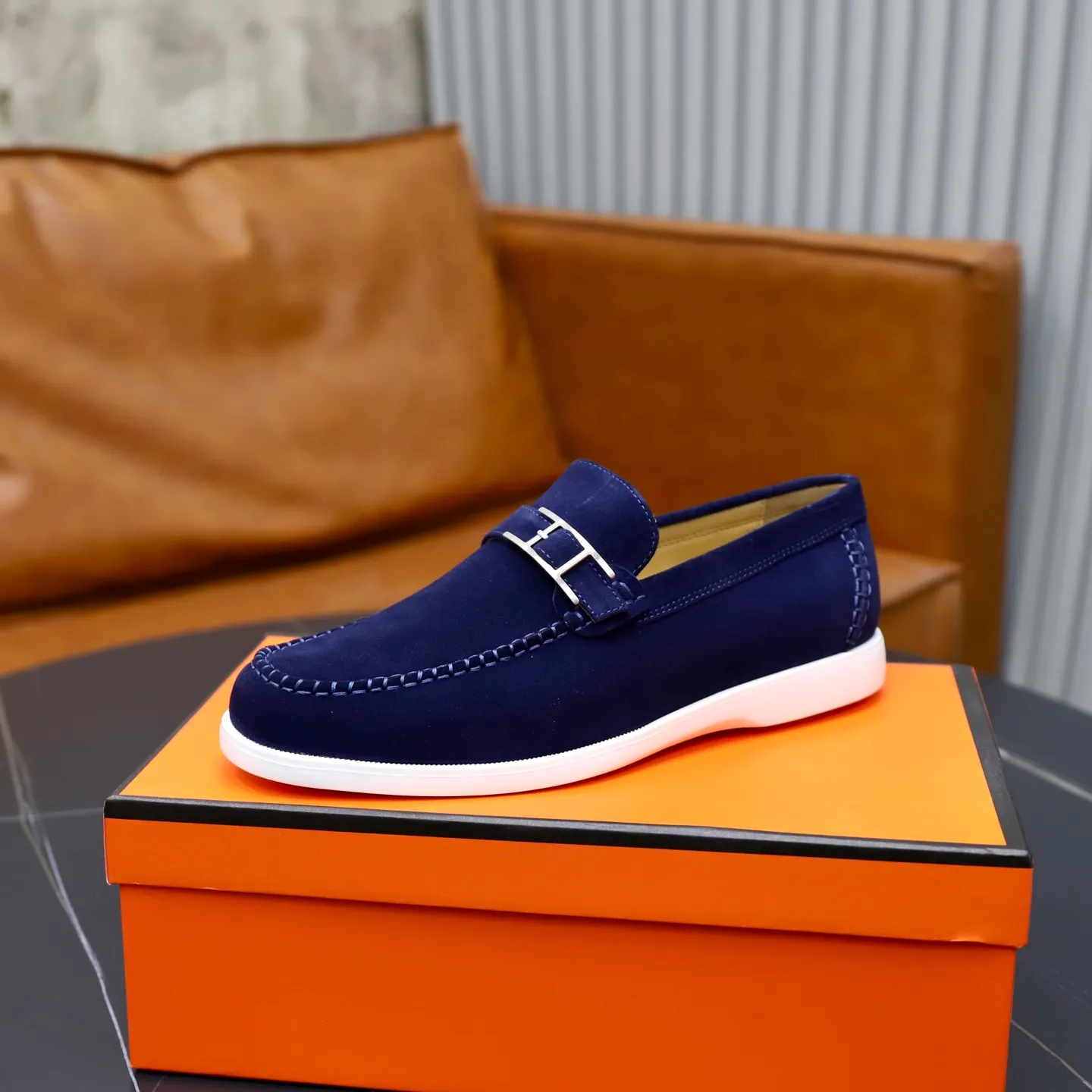 Ex-factory price: 540💰Hermès/Hermès slip-on men's shoes. This shoe is made of imported cow suede leather, with simple and smooth lines, and a 3CM rubber foam ultra-light sole combined with aerodynamic design! Youthful and fashionable, H button decoration, contrasting leather embellishment on the heel, calf lining to gently wrap your feet, with embossed logo cowhide feet, leather rock strips, casual and urban style, highlighting youthful vitality, sports and leisure version, super versatile Size number: 38-39-40-41-42-43-44 Standard leather shoe size (45 can be customized but does not support returns)